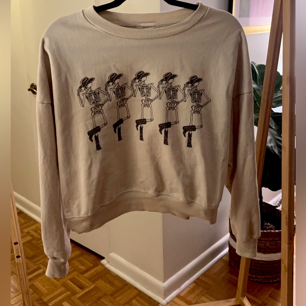 Altar’d State Dainty Dancing Skeleton Crewneck!!